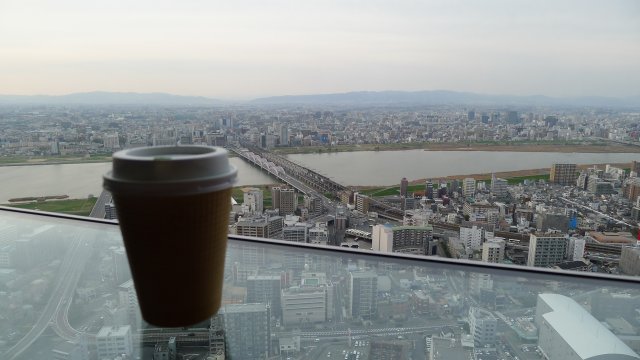 坐下來喝杯抹茶拿鐵 (很像騰空吧!) 2014。03。31@173空中庭園展望台